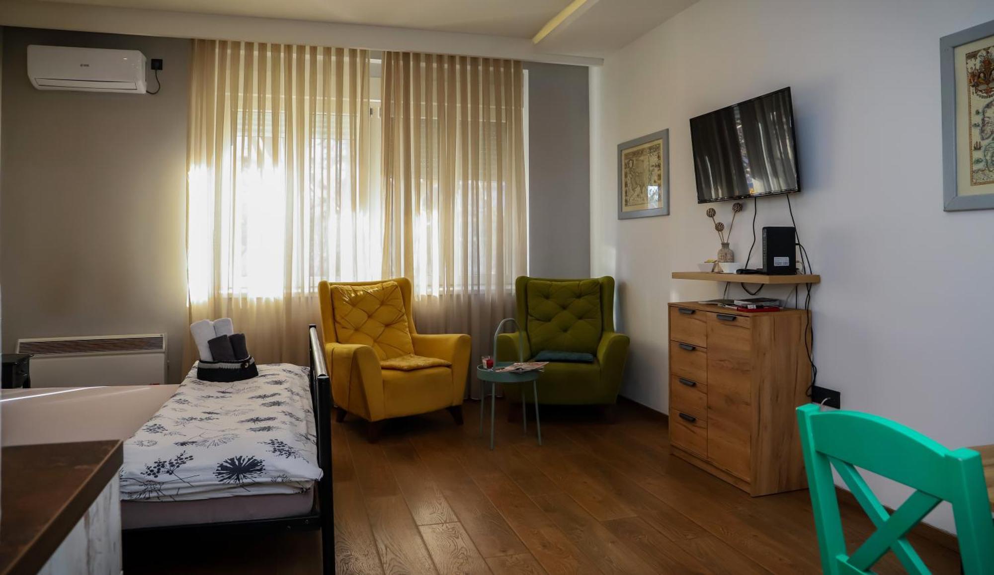 Rezervisi Slobodno, U Centru Smo Apartman Újvidék Kültér fotó