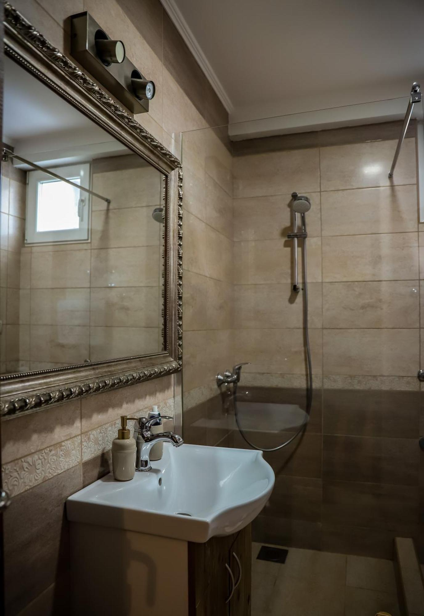 Rezervisi Slobodno, U Centru Smo Apartman Újvidék Kültér fotó