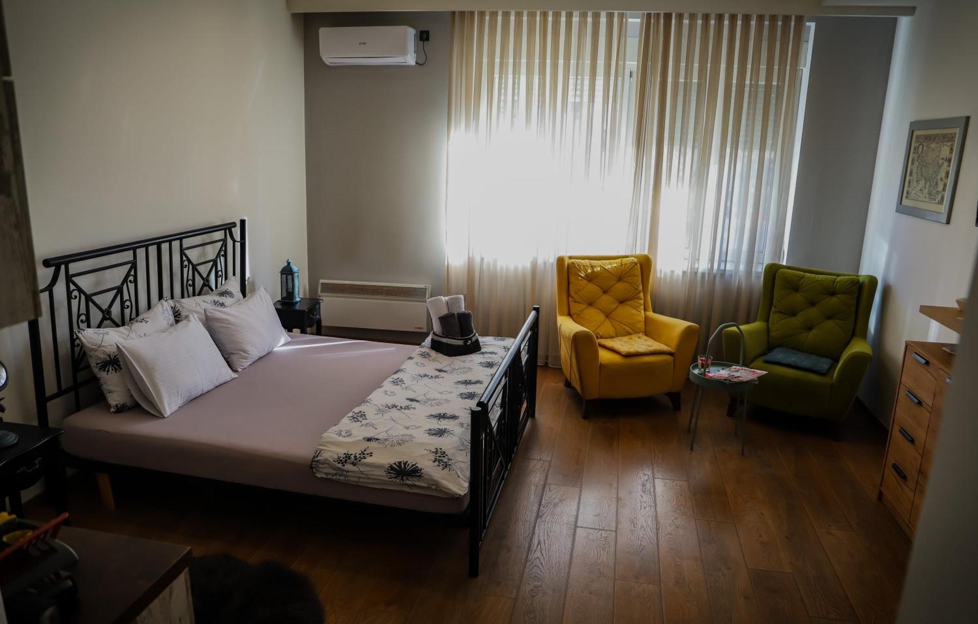 Rezervisi Slobodno, U Centru Smo Apartman Újvidék Kültér fotó